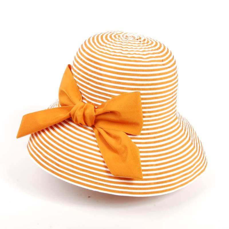 Elegancia Italiana en un Sombrero de Verano: Negro, Blanco y Flexibilidad